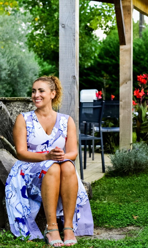 Alexandrie Berclaz, souriante, assise dans un jardin